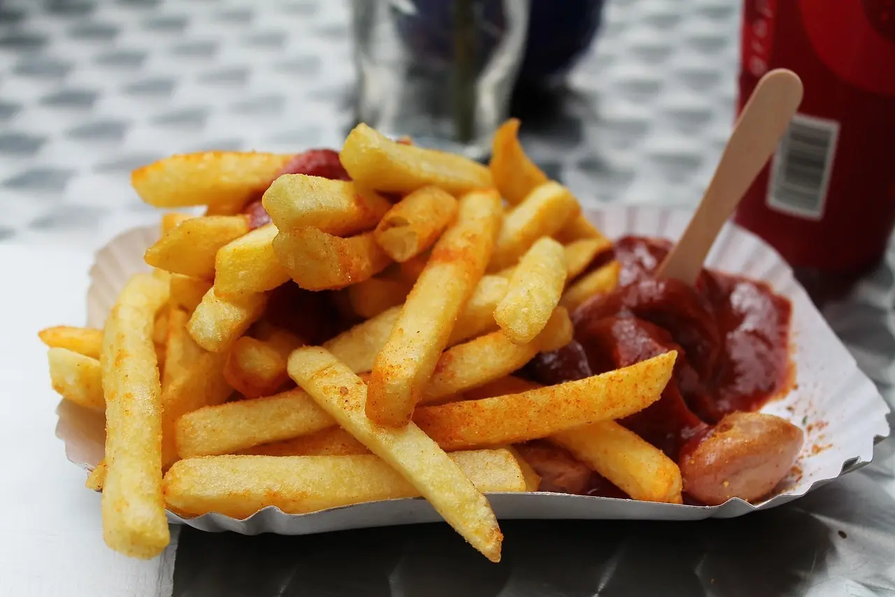 Hvordan laver man den perfekte currywurst til en Bundesliga-aften?